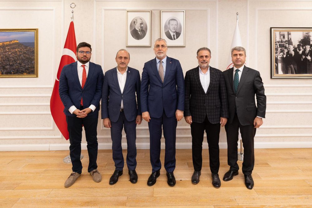 KÇP Koordinasyon Kurulumuzdan Bakan Işıkhan’a Ziyaret

HAK-İŞ Kamu Çerçeve Koordinasyon Kurulumuz, 11 Temmuz 2025 tarihinde Çalışma ve Sosyal Güvenlik Bakanı Vedat Işıkhan’ı makamında ziyaret etti.

Çalışma ve Sosyal Güvenlik Bakanlığı ziyaretine, HAK-İŞ Kamu Çerçeve Koordinasyon