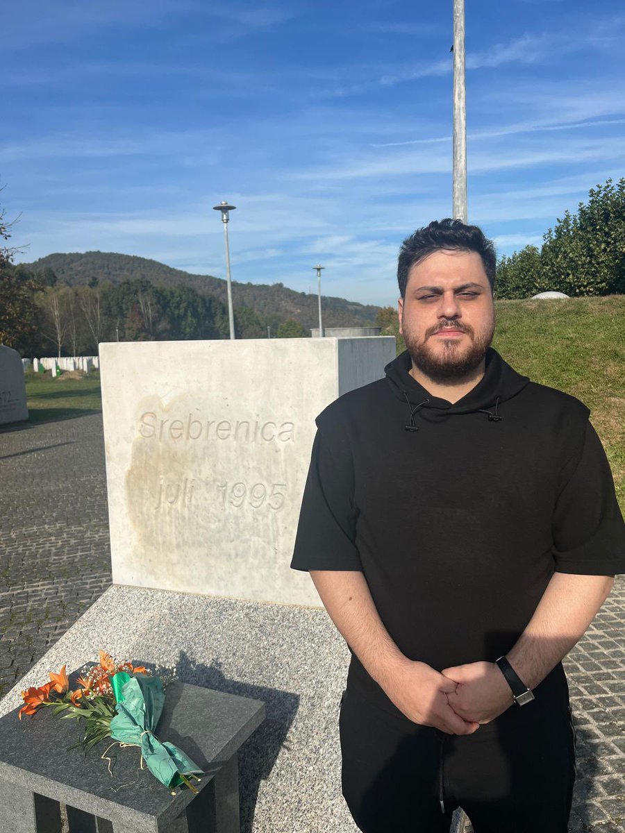 30 yıl önce Avrupa’nın göbeğinde, Birleşmiş Milletler tarafından “güvenli bölge” ilan edilen Srebrenitsa’da, 8.372 kardeşimiz dünyanın gözü önünde vahşice katledildi.
İnsanlık tarihine kara bir leke olarak geçen bu soykırımı unutmadık, unutmayacağız.