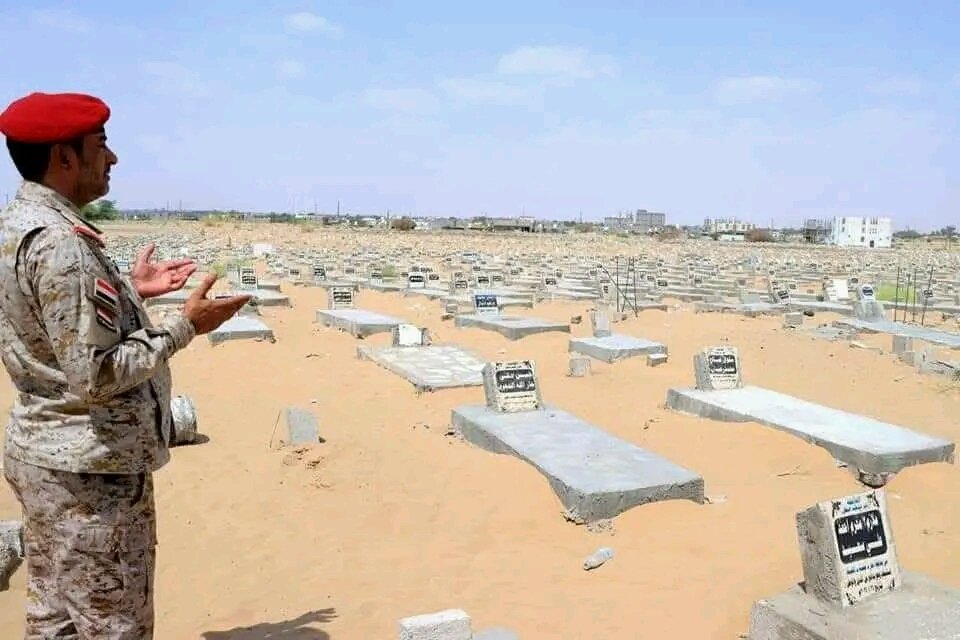 🔴 عااااجل:
 رئيس هيئة الأركان العامة الفريق صغير بن عزيز يزور مقبرة الشهداء في مارب ويجدد العهد لهم.