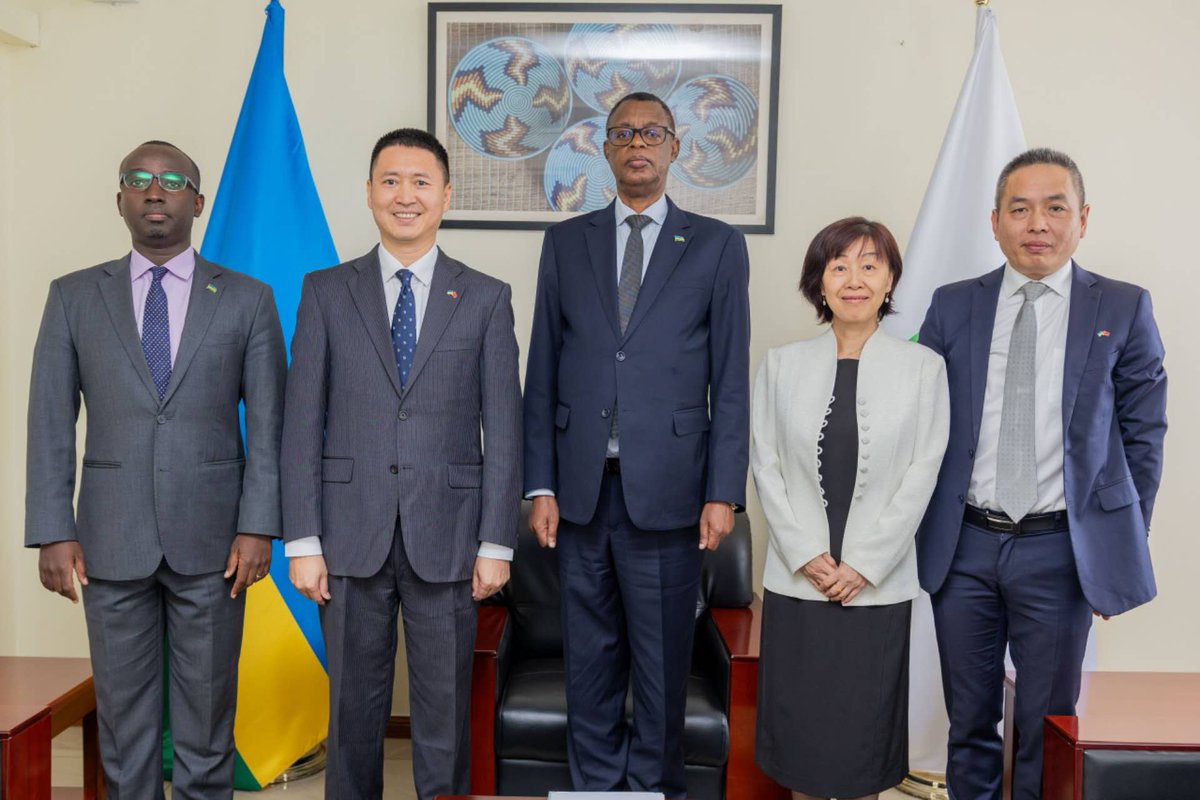 On July 11th, Ambassador Gao Wenqi presented copy of letter of credence to Hon. Gen. (Rtd.) James Kabarebe, Minister of State for Foreign Affairs in Charge of Regional Cooperation.

Both sides valued the cordial and robust partnership between the two countries, and pledged to