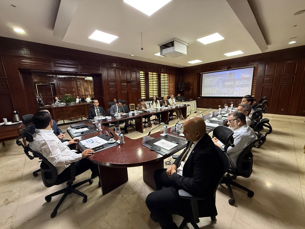 🇭🇳✈️🇩🇴 En la reunión con el viceministro Hugo Rivera, Honduras y República Dominicana reafirmaron la importancia del Memorando de Entendimiento firmado entre ambas cancillerías para  establecer un Comité Conjunto que impulse comercio y cooperación técnica en sectores clave:
