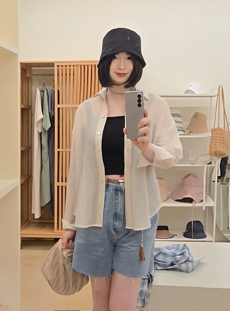 지난 번엔 입어보지 않고 원피스 구입했었지만 이번엔 한 단계 발전해 피팅룸에서 입어 보고 샀다(갈아입기 가장 편한 셔츠로). 주인 언니는 굳이 '예뻐요' 앞에 '어머'란 말을 붙임으로써 '니가 남잔걸 난 알아'를 표시했다. #여장 #CD #시디 #crossdresser #女装 #男の娘 #sissy