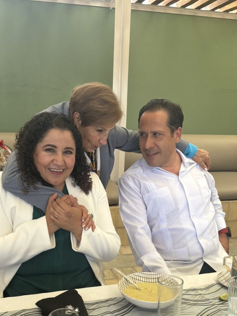 En gira por Morelos con Elíasib Polanco y Félix Mauricio Rodríguez, coincidimos en el cumpleaños de nuestra querida Lucía Ramírez Ortiz, secretaria de Atención a Personas Adultas Mayores del CEN del PRI.

¡Felicidades, querida Lucy! 🎉