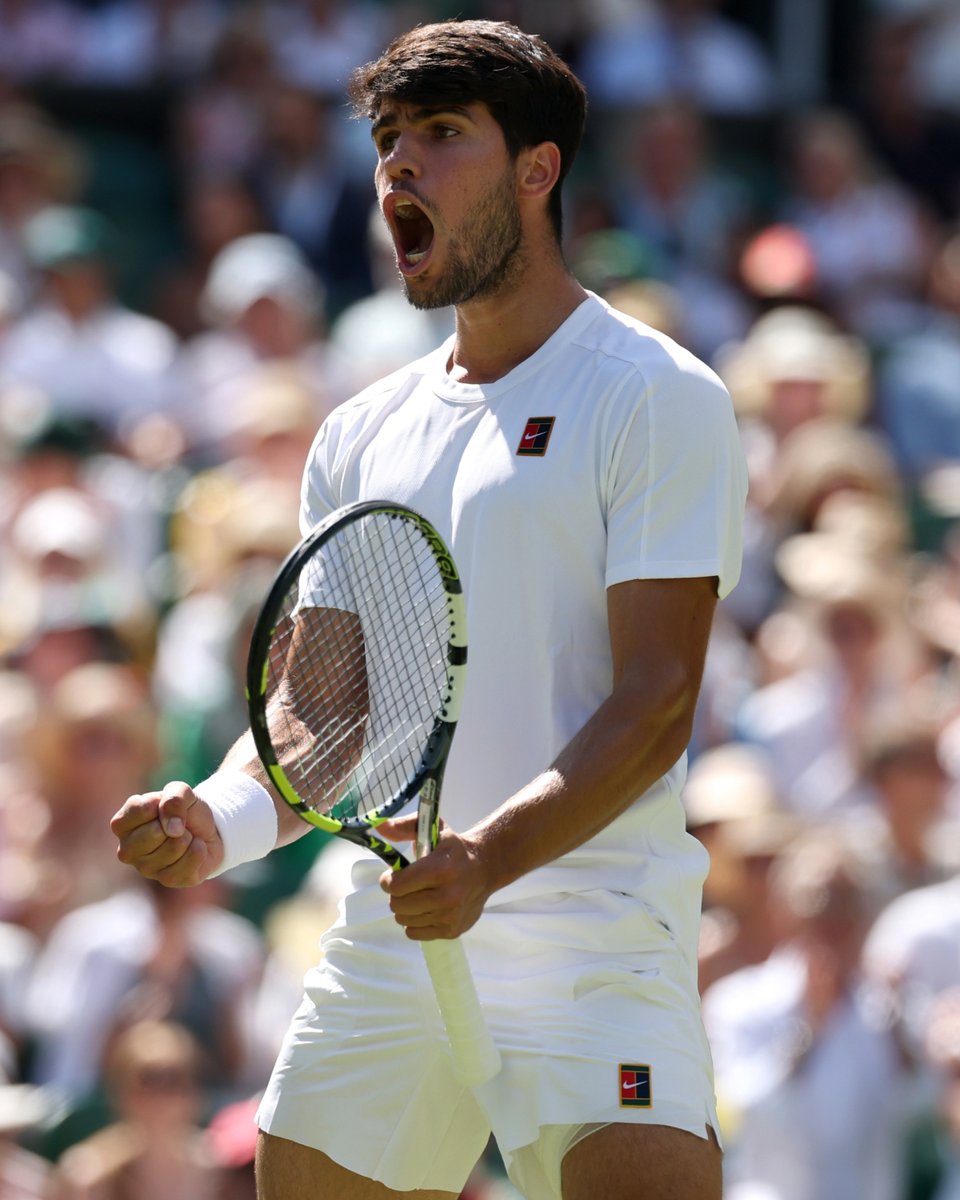 QueensTennis's tweet image. ¡VAMOS! @carlosalcaraz 🗣️
Into the @Wimbledon final, making it 24 straight wins for our recent champion & 11 in a row on grass 🤯🌱