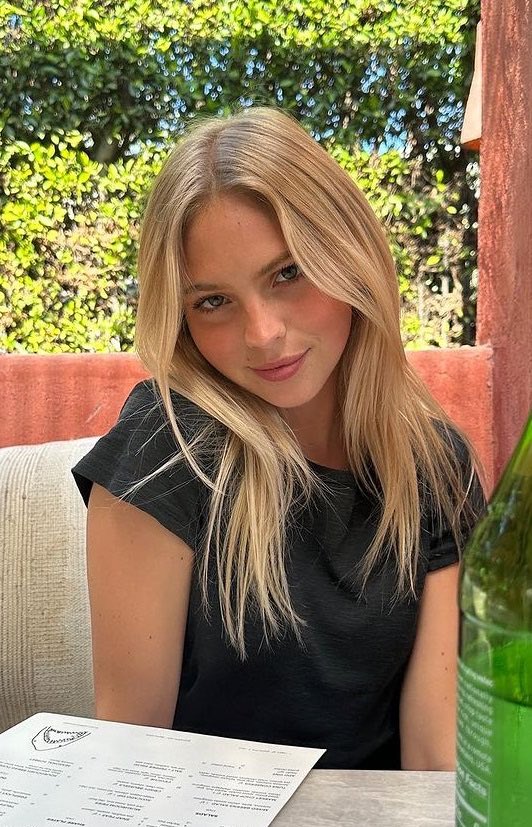 𝙎𝙝𝙚 𝙣𝙚𝙚𝙙𝙨 𝙨𝙤𝙢𝙚𝙤𝙣𝙚 𝙩𝙤 𝙜𝙤 𝙤𝙣 𝙘𝙪𝙩𝙚 𝙡𝙪𝙣𝙘𝙝 𝙙𝙖𝙩𝙚𝙨 𝙬𝙞𝙩𝙝.