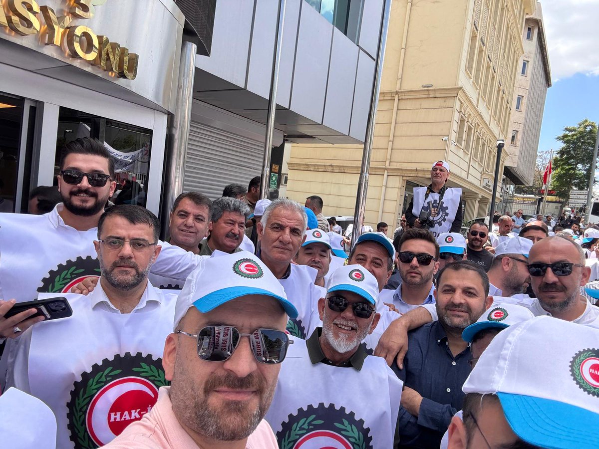 Bizler kamu işçileriyiz, bu ülkenin yükünü omuzlayan emekçileriz! #işçimüjdebekliyor

<a href="/tcbestepe/">T.C. Cumhurbaşkanlığı</a> <a href="/HMBakanligi/">T.C. Hazine ve Maliye Bakanlığı</a> <a href="/csgbakanligi/">T.C. Çalışma ve Sosyal Güvenlik Bakanlığı</a>