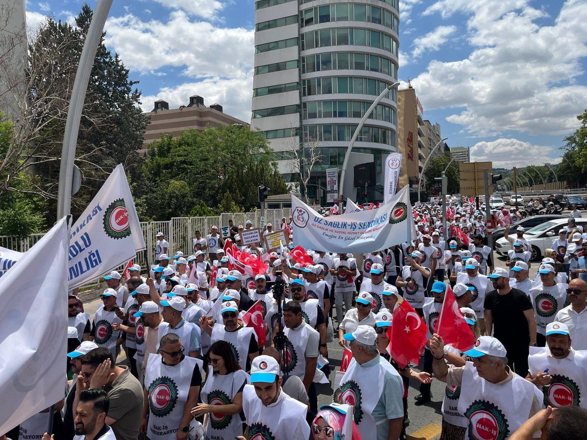 severmuhiddin's tweet photo. Bizler kamu işçileriyiz, bu ülkenin yükünü omuzlayan emekçileriz! #işçimüjdebekliyor

@tcbestepe @HMBakanligi @csgbakanligi https://t.co/31fWWxZzQo