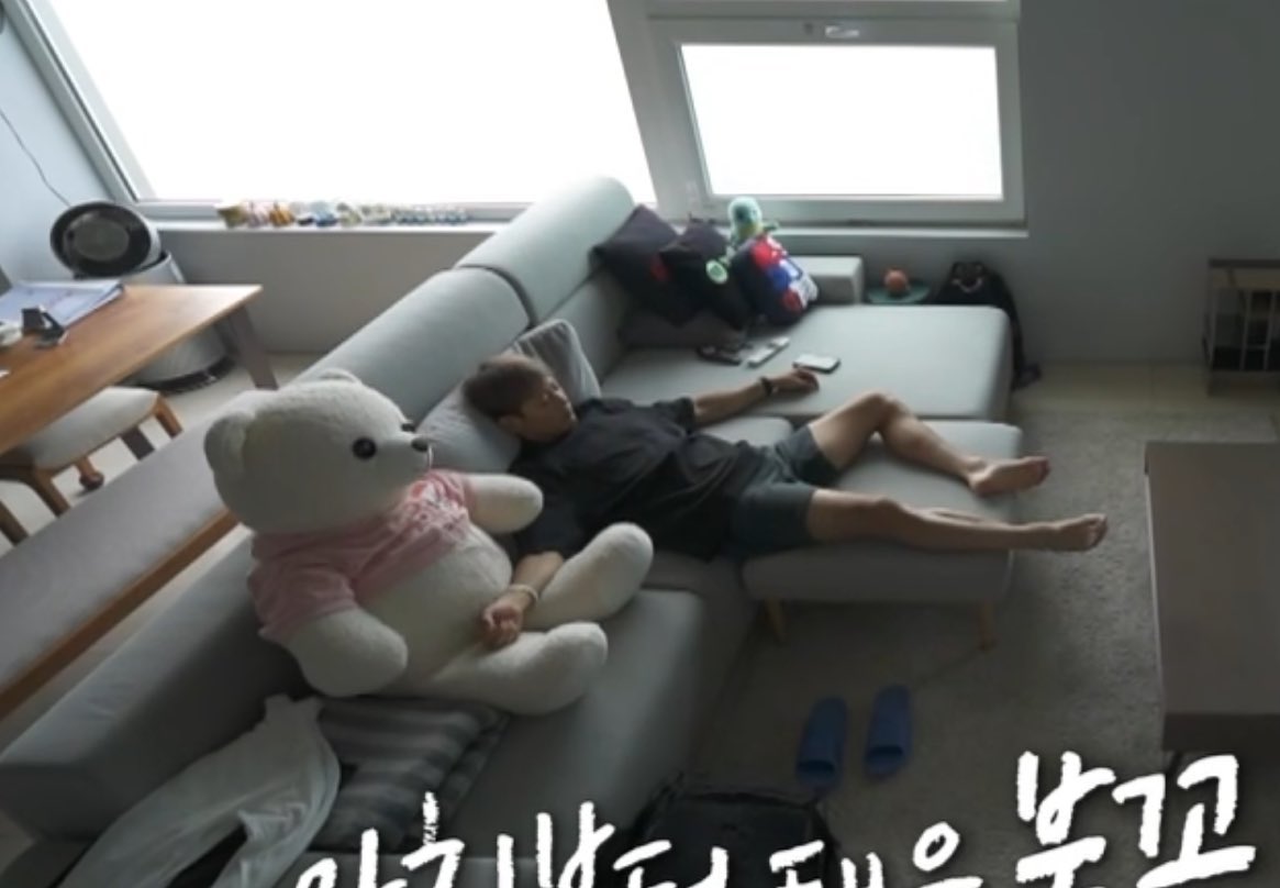 Rare moment of Choi Minho resting like a normal human being