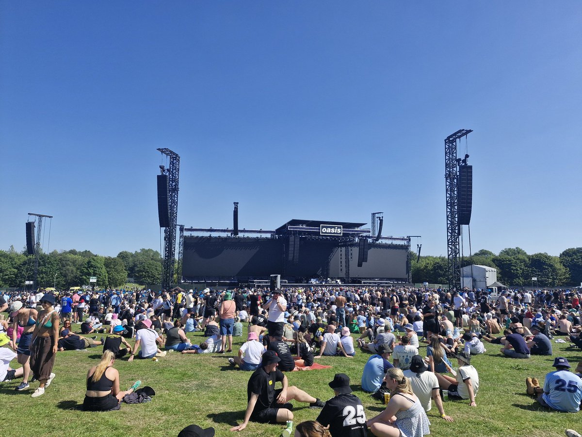 1882DaveHowarth's tweet photo. It's happening.... #oasislive25 https://t.co/0nLtyBm118