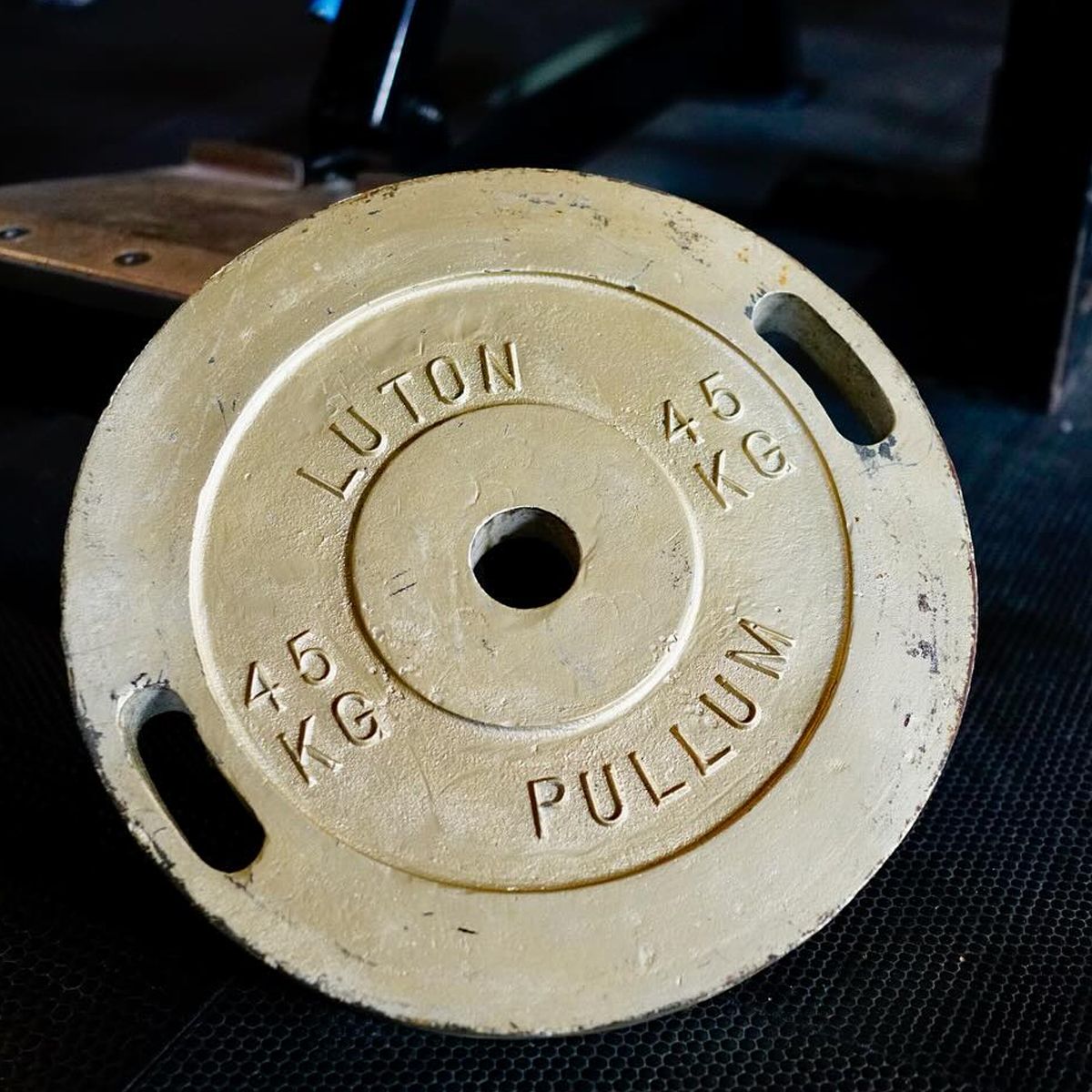 PullumGymKit's tweet photo. 45kg. Endless possibilities. Would you lift it? Drag it? Display it like a badge of honour?
A piece of powerlifting history. What would you do with it?
#VintageGymEquipment #Strength #PowerliftingMotivation #Pullum #StrengthTraining #OldSchoolIron #BuiltToLast #WAPullum https://t.co/f0VchbWKRW