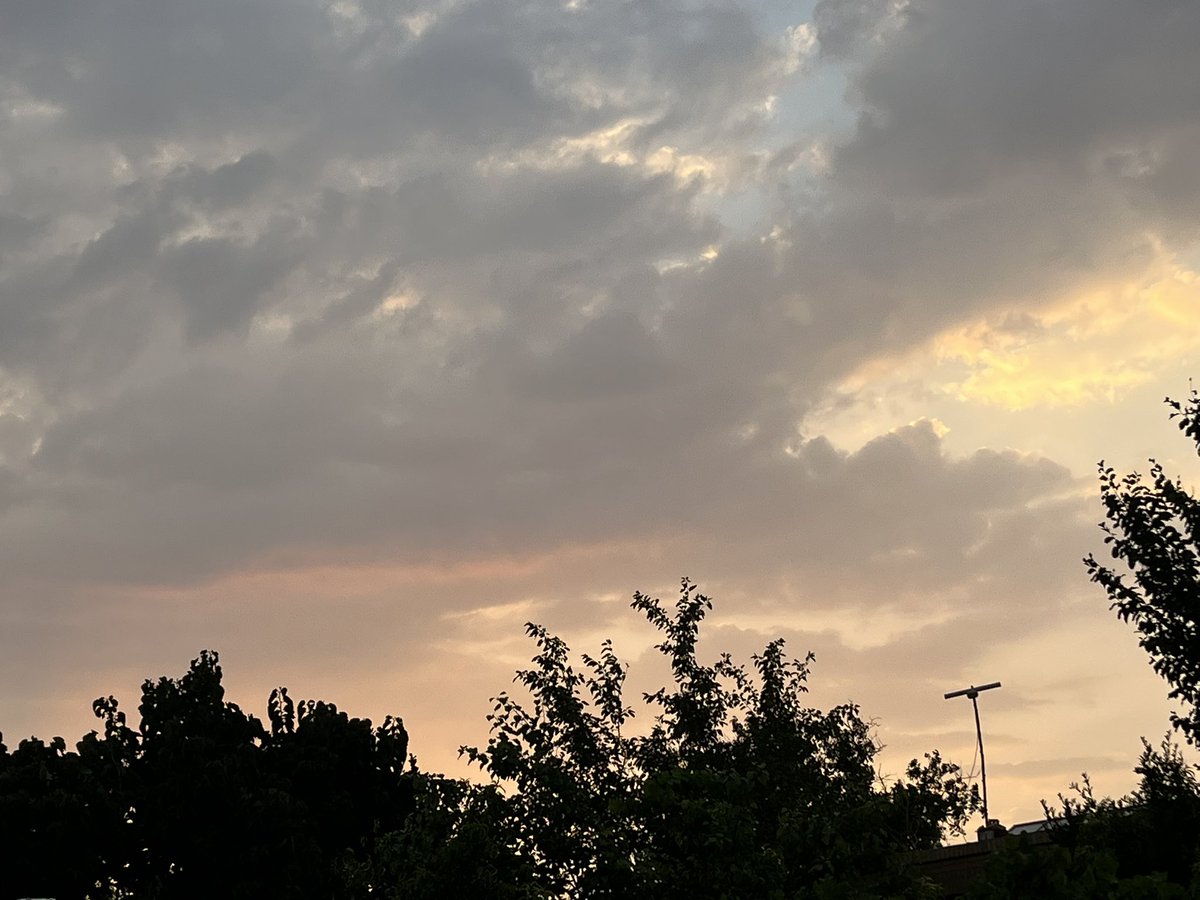 leilamazangi's tweet image. "غروب، تکهای از رؤیاست!
که با رنگهای آرامش نقاشی شده،
درختان سکوت کردهاند
و آسمان در دل ابرها،
قصهای از امید پنهان کرده است... 🌥🌳
#آسمان_زیبا
#روستای_پدری