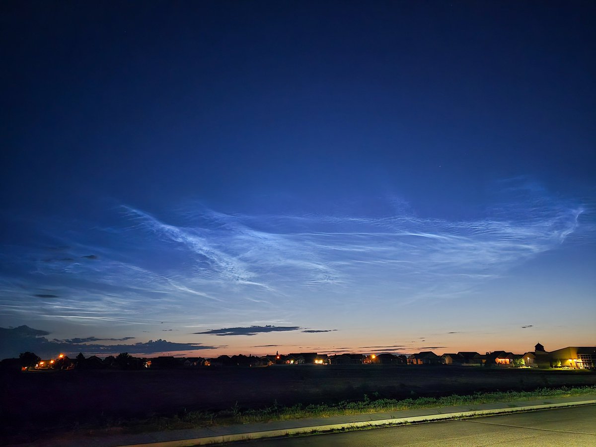 ColoradoWXNut's tweet image. I believe these are Noctilucent Clouds of I'm not mistaken. Yes or no?
Taken at 425am this morning.
Eaton, Colorado
#cowx @NWSBoulder