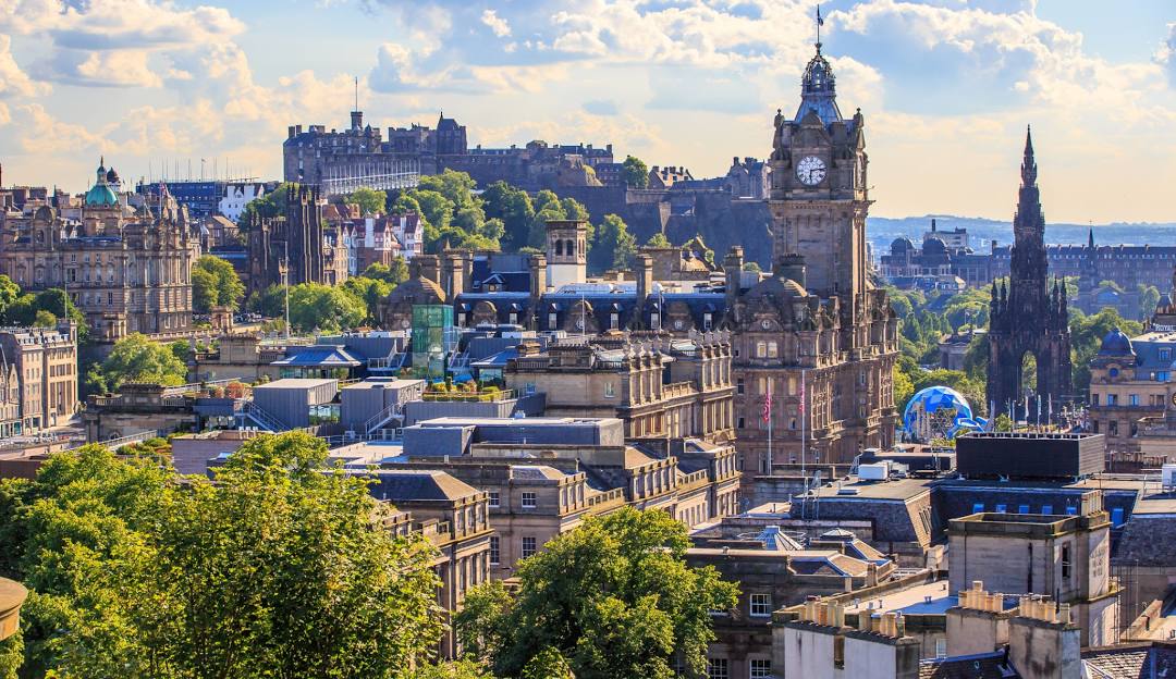tombennett71's tweet photo. researchED Edinburgh is COMING, at the beautiful George Heriot's School on Nov 1st. Featuring a galaxy of beautiful minds like @C_Hendrick @lamb_heart_tea @thebandb @BruceNextLevel and many more! Tickets HERE https://t.co/dEcFtR8GKR https://t.co/FweWnzImuJ
