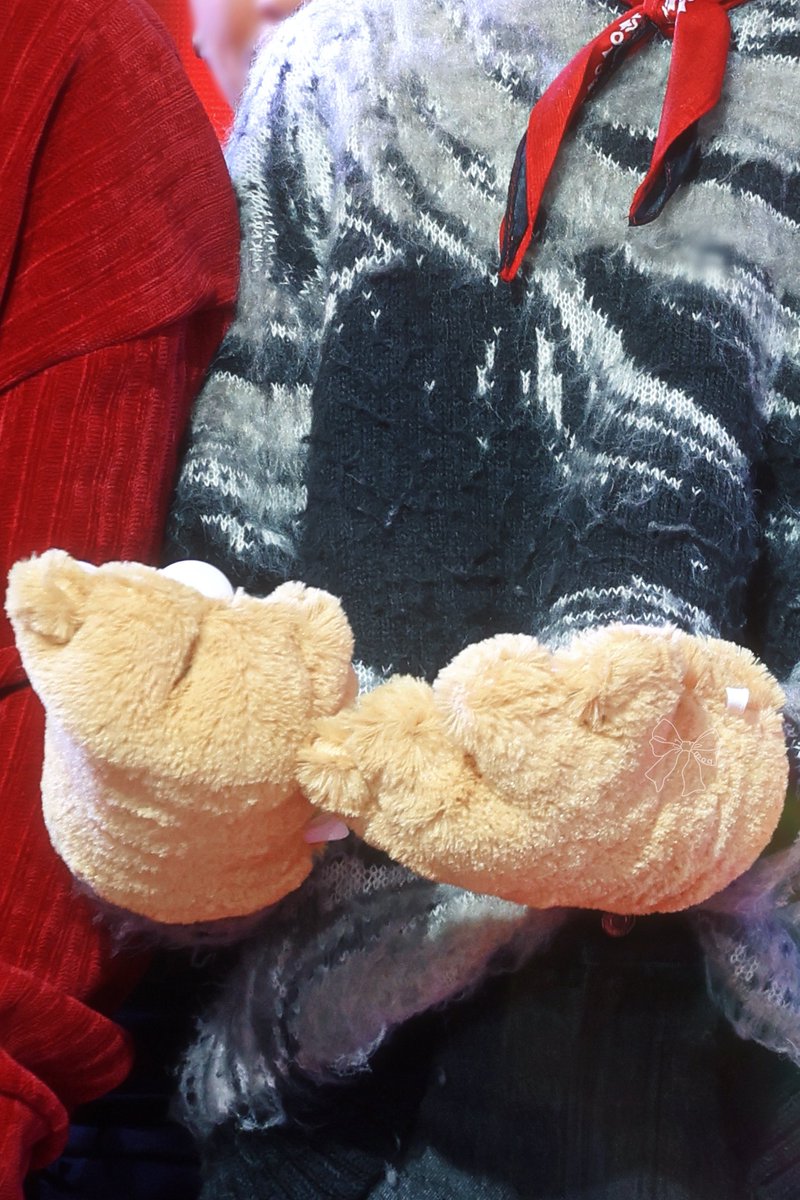 a4kaosuaamaidai's tweet photo. #AAashirakorn
#KANIVAxBUS 

ชนะเกมส์ไม๊ไม่รู้ …
ที่รู้ๆคือมีแมวจะแอบตะโมยมือแมวกลับบ้านแน่ๆ

🐾😸💕 https://t.co/jivSIEiCJb