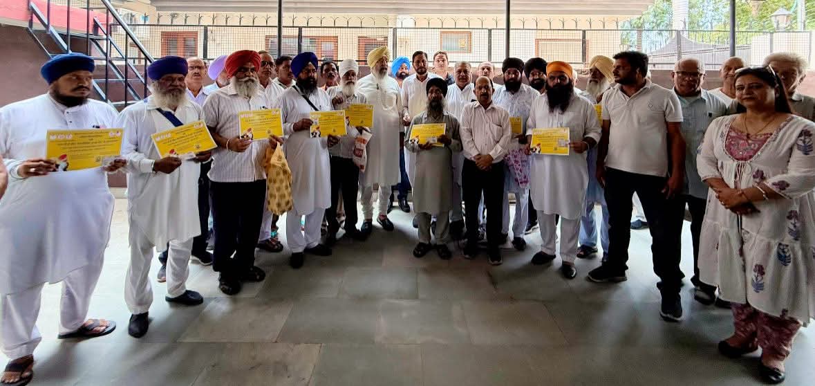 ILalpura's tweet photo. ਰੂਪਨਗਰ ਵਿਖੇ ਗ੍ਰੰਥੀ ਸਿੰਘਾਂ ਨੂੰ ਇੰਸ਼ੌਰੈਂਸ ਸਰਟੀਫਿਕੇਟ ਭੇਂਟ ਕੀਤੇ ਅਤੇ ਪੰਥ ਦੀ ਚੜ੍ਹਦੀ ਕਲਾ ਦੀ ਅਰਦਾਸ ਕੀਤੀ। 
ਇਹਨਾਂ ਇੰਸੋਰੈਂਸਾਂ ਦੀ ਪ੍ਰੀਮੀਅਮ ਰਾਸ਼ੀ ਮੈਂ ਆਪਣੀ ਪੈਨਸ਼ਨ ਵਿੱਚੋਂ ਜਮਾ ਕਰਵਾਈਆਂ ਹਨ, ਜੋ ਇਹਨਾਂ ਗ੍ਰੰਥੀ ਸਿੰਘਾਂ ਦੇ ਪਰਿਵਾਰਾਂ ਨੂੰ ਸਮਾਜਿਕ ਸੁਰੱਖਿਆ ਪ੍ਰਦਾਨ ਕਰਨ ਦਾ ਮੇਰੀ ਸਮਰੱਥਾ ਅਨੁਸਾਰ ਇੱਕ ਯਤਨ ਹੈ। https://t.co/7XqGunpijG