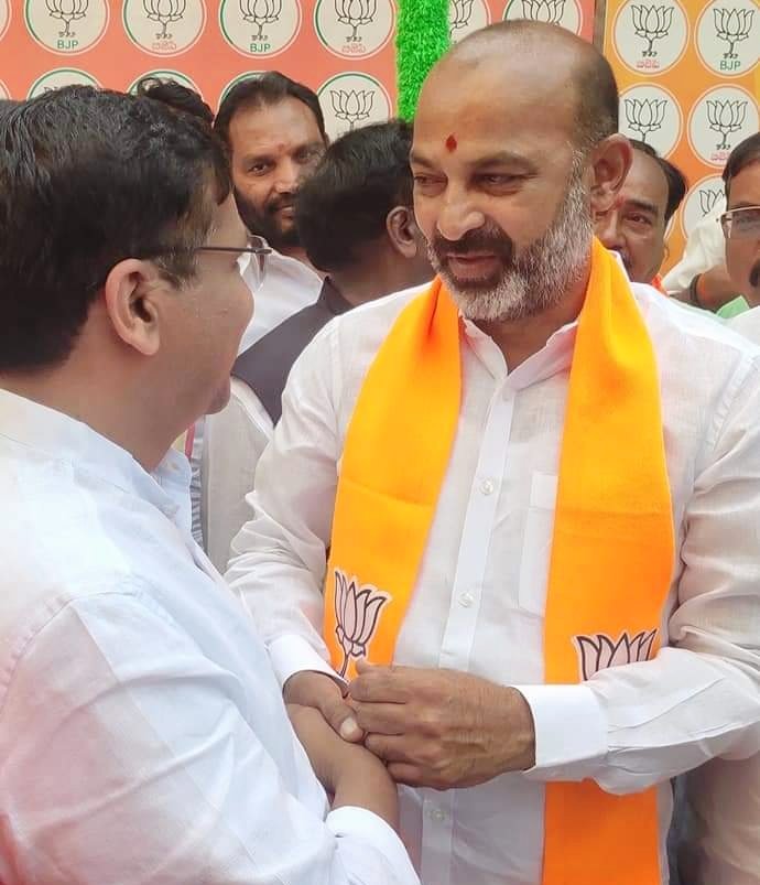 Dr.Ravinuthala Shashidhar (@shashidhar147) on Twitter photo Birthday greetings to the Hon’ble Minister of State for Home Affairs Shri <a href="/bandisanjay_bjp/">Bandi Sanjay Kumar</a> Ji. I pray to Prabhu Shri Ram to bless you with good health and a long life. Birthday greetings to the Hon’ble Minister of State for Home Affairs Shri <a href="/bandisanjay_bjp/">Bandi Sanjay Kumar</a> Ji. I pray to Prabhu Shri Ram to bless you with good health and a long life.