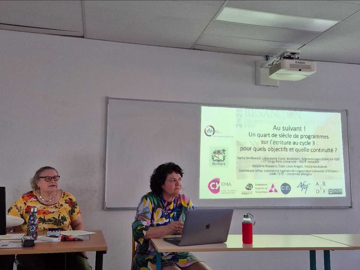 cafepedagogique's tweet image. Au suivant ! 1/4 de siècle de programmes sur l’écriture au cycle 3. Atelier #fpif2025 avec D. Ulma et K. Similovsky : passionnants éclairages sur les tensions entre ce que dit la recherche sur l’écriture et un système scolaire normatif et sélectif.