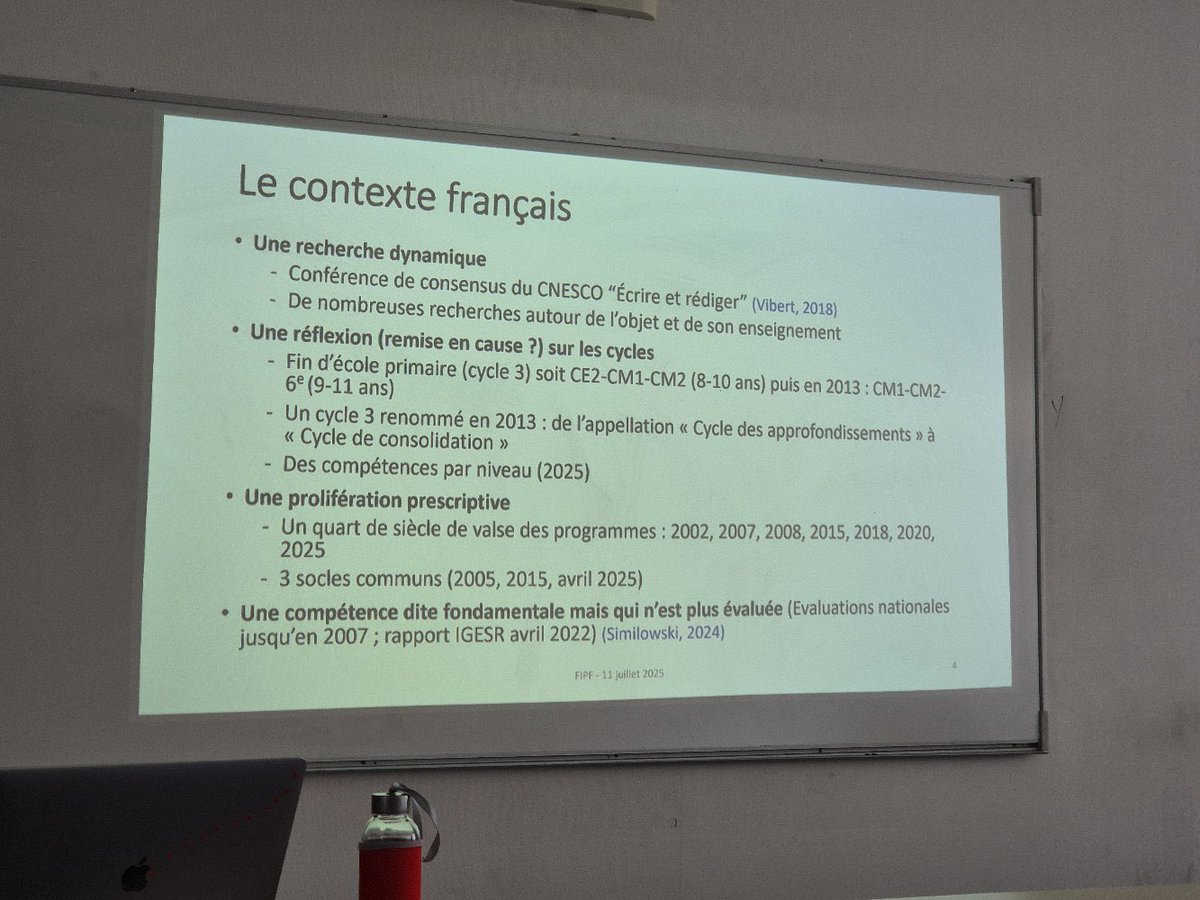 cafepedagogique's tweet image. Au suivant ! 1/4 de siècle de programmes sur l’écriture au cycle 3. Atelier #fpif2025 avec D. Ulma et K. Similovsky : passionnants éclairages sur les tensions entre ce que dit la recherche sur l’écriture et un système scolaire normatif et sélectif.