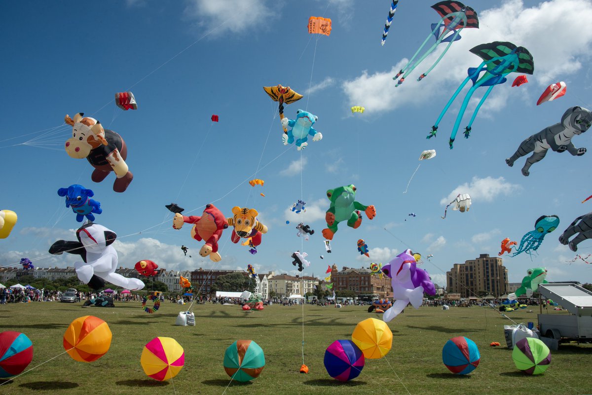 🪁  The Portsmouth International Kite Festival returns on 26th &amp; 27th July - don't miss it!

Fly across the Solent with your HoverBlue Island Resident Discount and make it a day to remember. 🌊

🔗 hovertravel.co.uk/hoverblue-fares