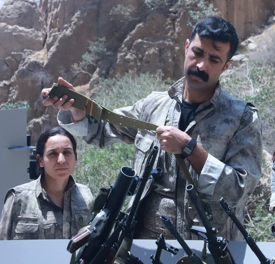 Birazdan yakılacak silah. 
Ama titizlikle yerleştiriyorlar silahları. 
Kayıp düşüyor silah. 
Alıp düzeltiyor. 
Dik dursun istiyor. 
Hüzünlü çünkü bir parçasını bırakıyor. 
Ama onurlu çünkü tarihi bir görevinin olduğunu biliyor. 

Fedakarlığın yeni yüzünü gösterdiler bugün.