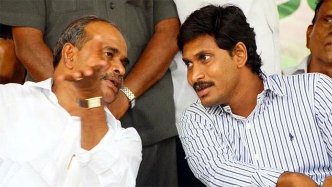 RojaSelvamaniRK's tweet image. దేశంలో ఎవరూ చేయనంత అభివృద్ధి, సంక్షేమాన్ని అందించిన నాయకులు వైయస్ఆర్ గారు, వైఎస్ జగన్ గారు. అధికారాన్ని అడ్డం పెట్టుకుని పులివెందుల మెడికల్ కాలేజీకి వైయస్ఆర్ గారి పేరు తొలగించవచ్చేమోకానీ పేద హృదయాల నుంచి తొలగించలేరన్న విషయం గుర్తు పెట్టుకోండి @ncbn.
#YSR #YSJagan…