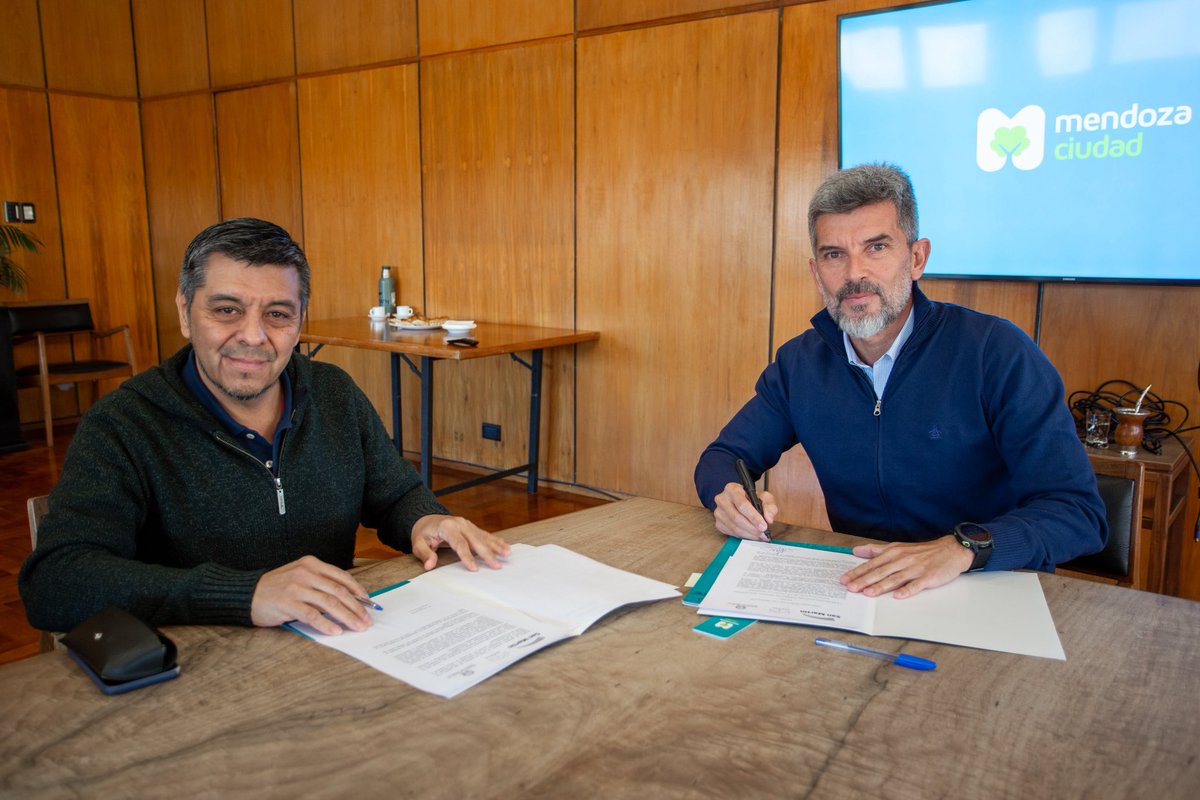 UlpianoSuarez's tweet photo. 🤝Durante 2025, la Ciudad de Mendoza, a través del Programa de Mentoría entre Ciudades de CIDEU, fortaleció sus capacidades en la integración de sistemas municipales, gobernanza de datos, migración a la nube y gestión de tableros. En ese marco se trabajó con el municipio de San Martín de Buenos Aires.

✍️Hoy 11 de julio, cerramos esta etapa con un encuentro presencial y la firma de un convenio de cooperación que afianza nuestro compromiso con la innovación y el intercambio de conocimientos entre ciudades integrantes de la red CIDEU. 

¡Gracias a los equipos que hicieron posible este enriquecedor proceso!
