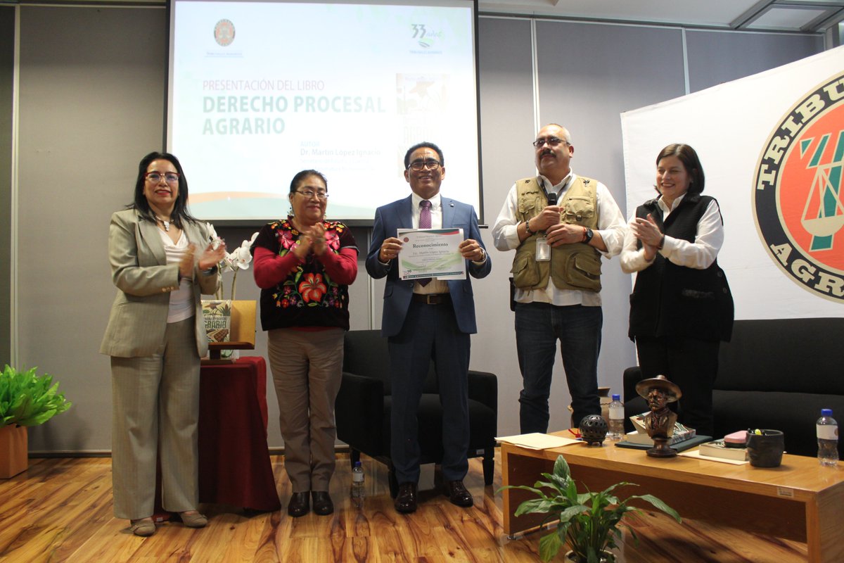 Ayer vivimos "una mañana de valioso aprendizaje sobre la #JusticiaAgraria", como señaló la Mgda. Maribel Méndez de Lara.🌿

Tuvimos el honor de ser testigos de la presentación del libro "Derecho Procesal Agrario" del Dr. Martín López Ignacio📖⚖️

La Mgda. Larisa Ortiz Quintero