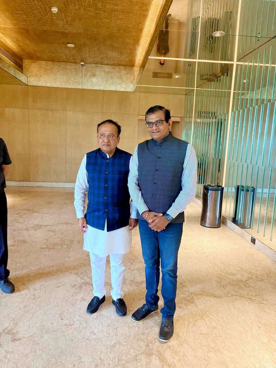 Wishing continued success to the diamond industry of Surat — the true sparkle of India! 💫

#SuratDiamondExpo  #SuratDiamondAssociation #BusinessExcellence #SuratShines 
#MP24SuratLoksabha #MukeshDalal4U