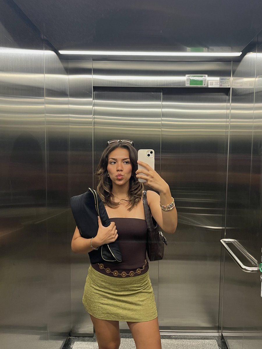 bebetsie's tweet photo. Sometimes I also love being an “office girl” 🤓💅 https://t.co/wLPomDvI4m