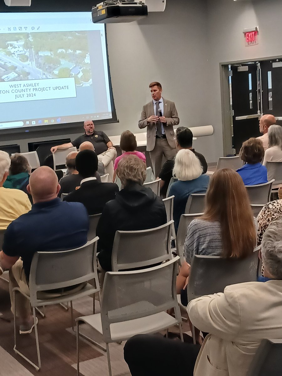 EdCSutton's tweet image. We had a great City, County, State Townhall in West Ashley last night.
Thanks to all the folks who came out. Traffic congestion, sidewalks, traffic signals, and flooding were top citizen concerns.
We will certainly plan more of these events around the district 👍