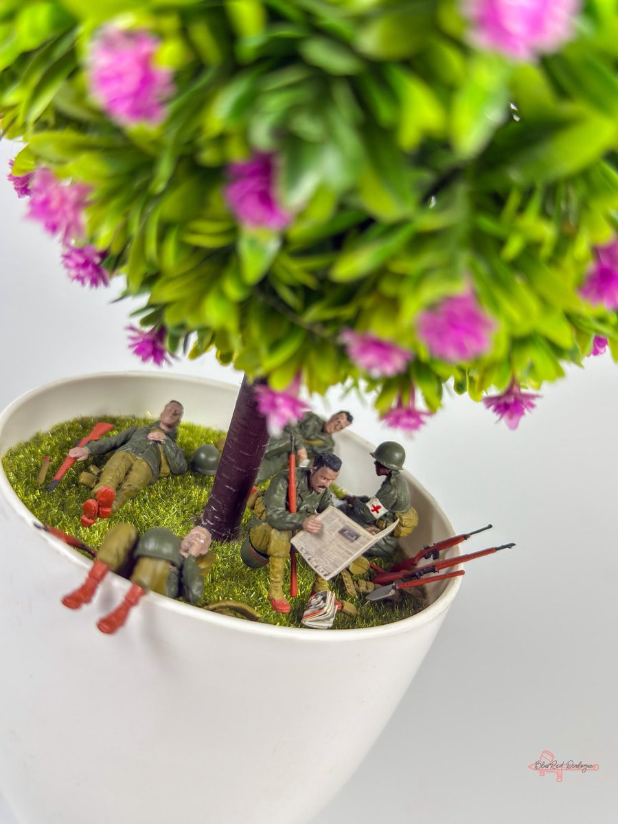 This is the first scale model kit I built, which was originally just for decorating my potted flower in my room but later turned into a hobby. Even the army shoes turned out orange... 😹

✅ 2020
Kit: @miniart_models
Scale: 1/35

#BlurRedDialogue #miniature #diorama #scalemodel