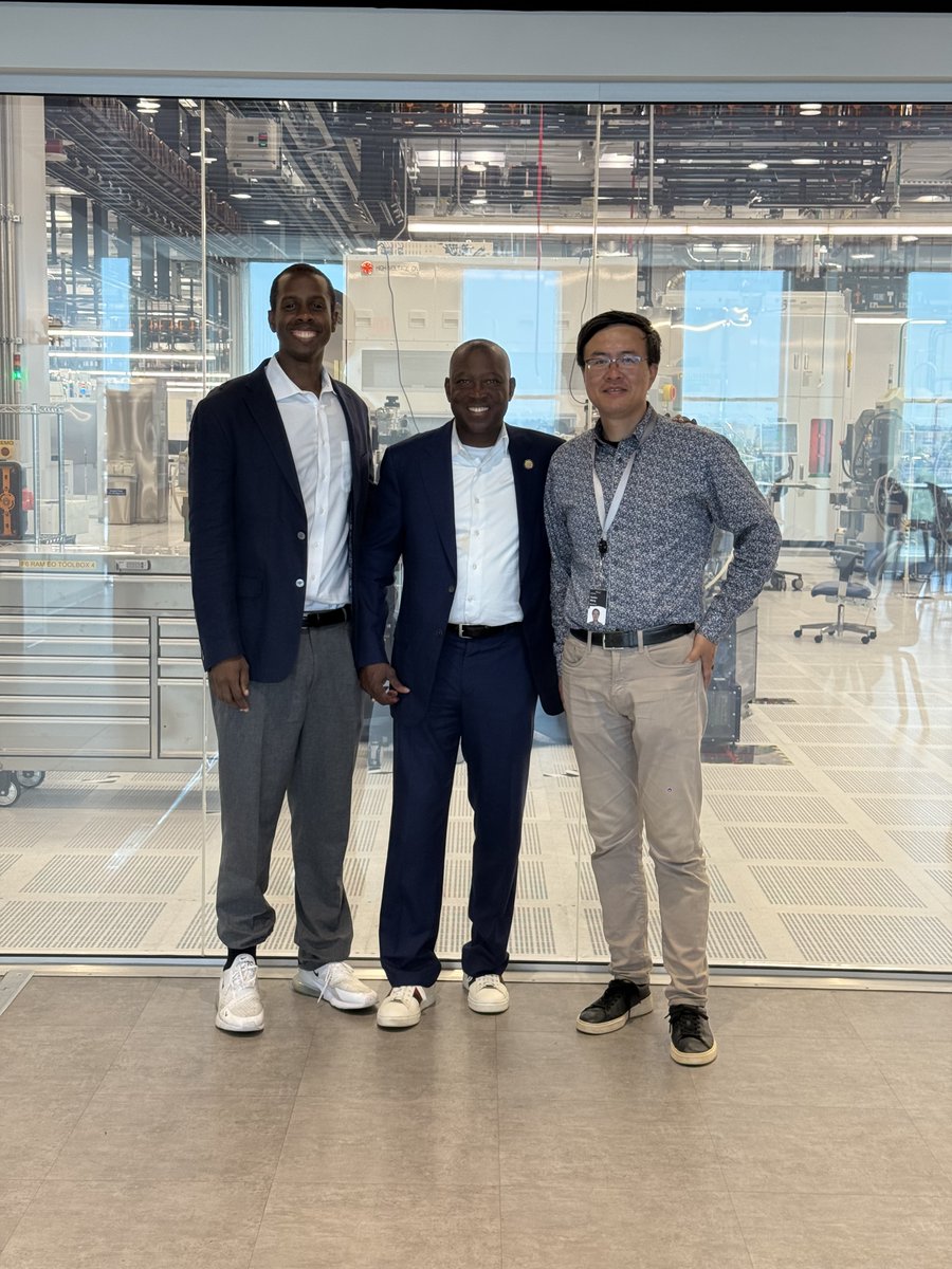 MicronPolicy's tweet image. This week, Micron’s @BoMachayo and Yanbin Wang welcomed Speaker of the Virginia House of Delegates @SpeakerDonScott for a tour of our Manassas, Viginia facility, the source of chips for an estimated 50% of the cars on the road in America today. Micron employs 2,300 people in…