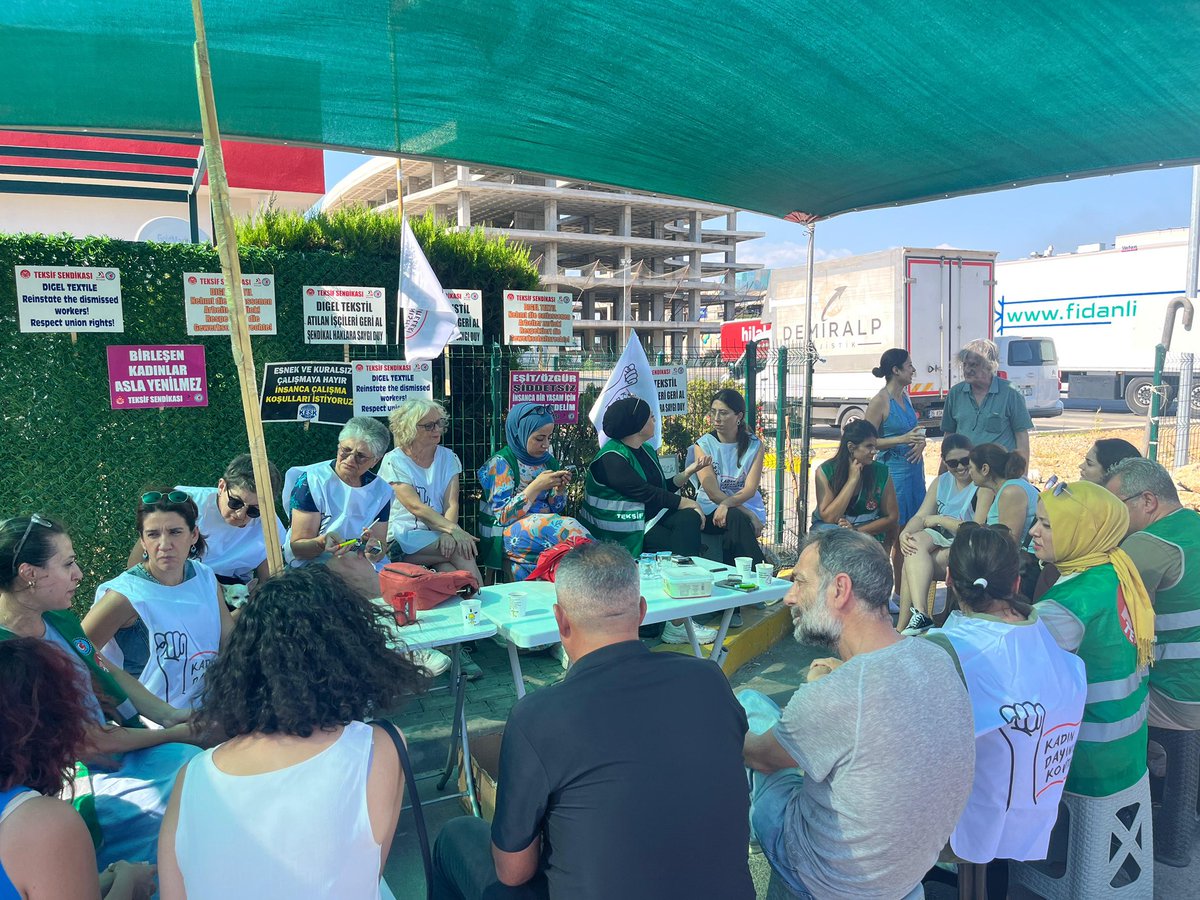 🚩Bugün Kadın Dayanışma Komiteleri olarak 176 gündür sendikal hakları için direnen Digel işçilerini ziyaret ettik.

Çoğunluğunu kadın işçilerin oluşturduğu Digel Tekstil'de çalışma koşullarının iyileştirilmesi amacıyla sendikalaştıkları için işten atılan işçiler, kazanana kadar