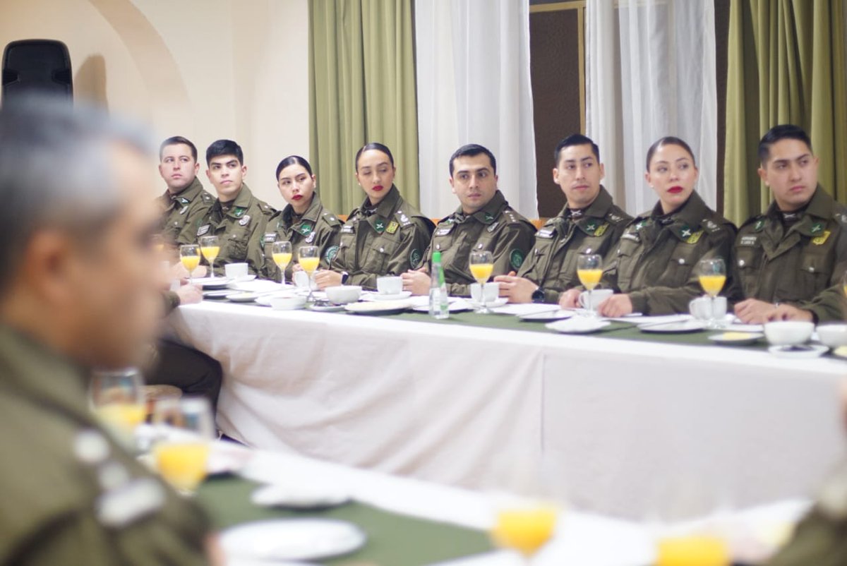 #Temuco: General Patricio Yáñez, Jefe de Zona Carabineros #Araucanía, se reunió con Aspirantes a Oficiales de <a href="/EscuelaCarab/">EscuelaCarab</a> que realizan su práctica, reforzando además directrices institucionales entregadas por nuestro General Director a Prefectos y Comisarios de <a href="/CarabAraucania/">Carabineros Región de La Araucanía</a>.
