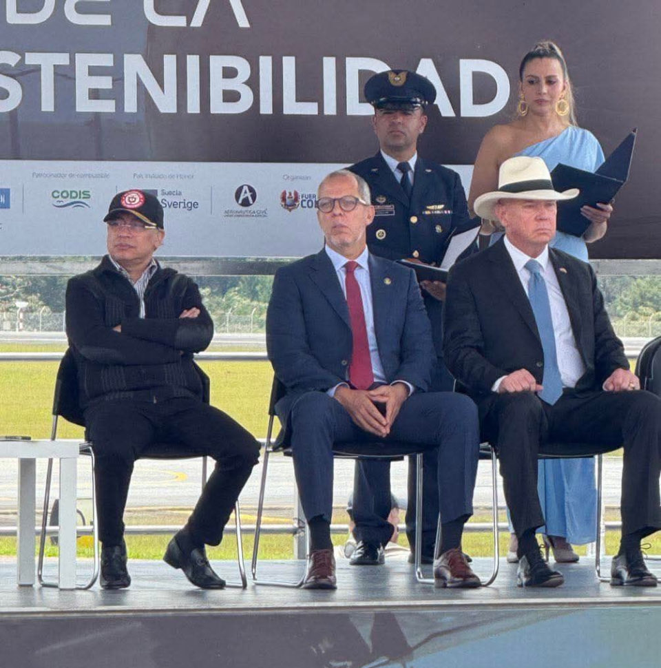 No, no es el presidente Uribe. Es el Embajador de EEUU.
 ¿Que hace el señor Embajador  al lado de dos lacras?
Protoc*lo diplomático.  Ah ya...