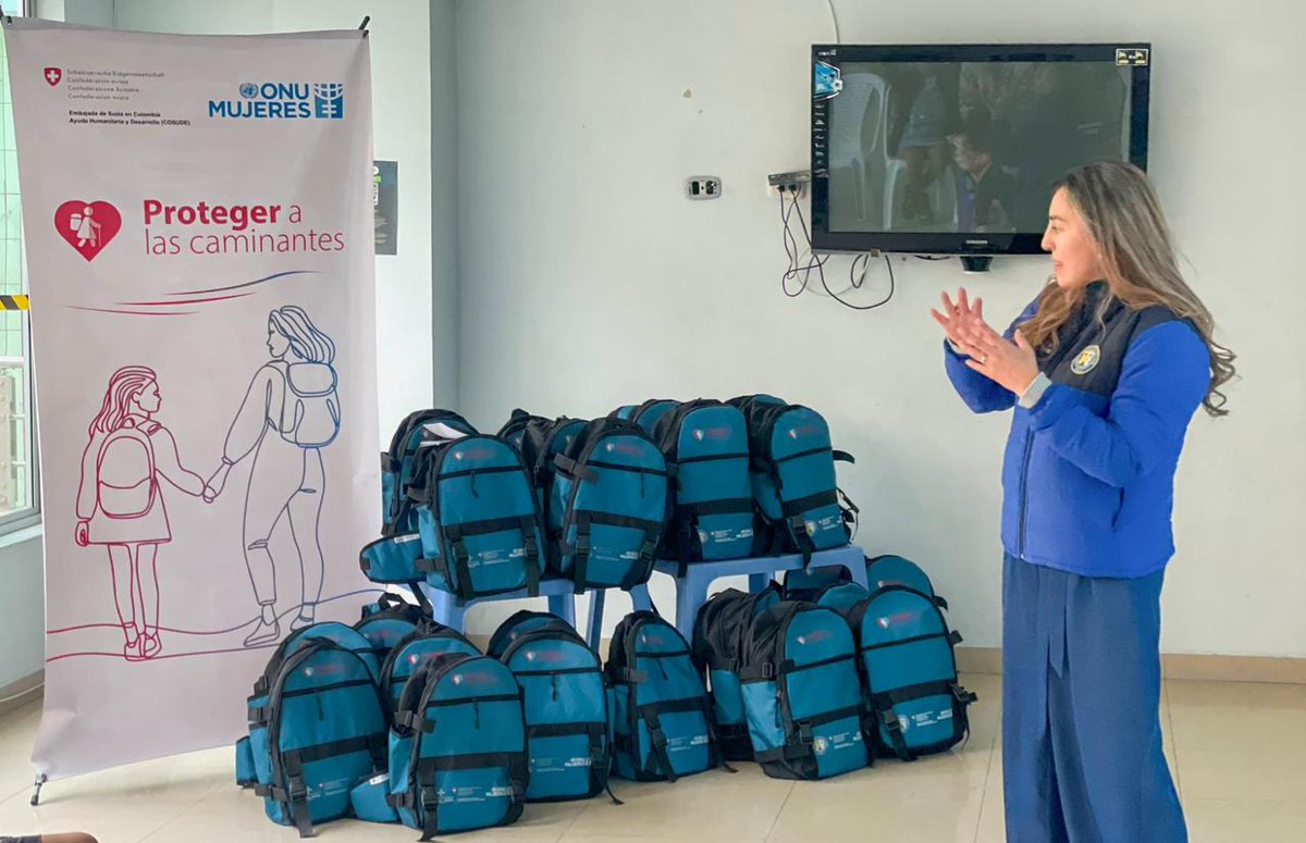 ONUMujeresCol's tweet photo. #ProtegerALasCaminantes 👣 En #Nariño fortalecemos los liderazgos de organizaciones de base y protegemos a mujeres y niñas en movilidad. Entregamos dotaciones y kits humanitarios para mejorar su respuesta ante riesgos y asegurar entornos más dignos. https://t.co/6oeBsdo0Nc