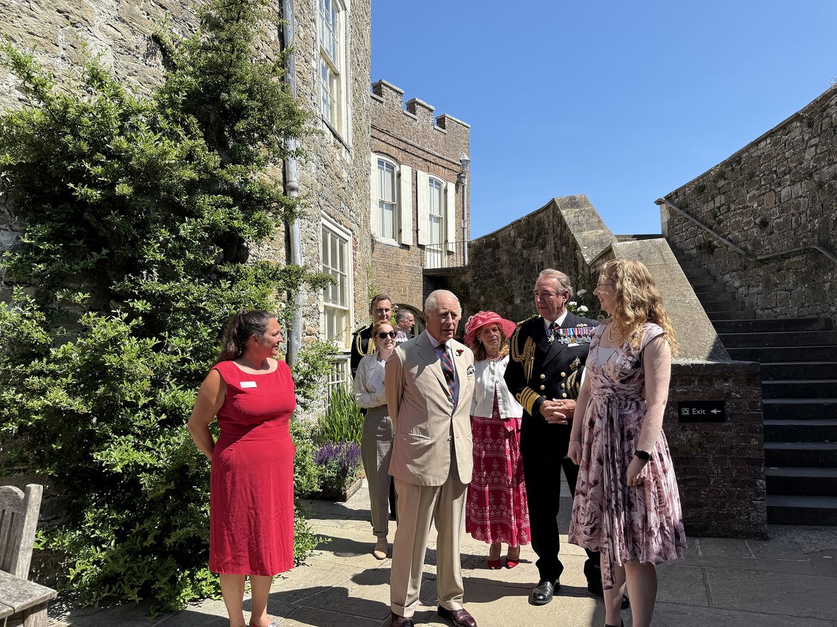 EnglishHeritage's tweet image. We were honoured to welcome His Majesty The King to Walmer Castle and Deal Castle yesterday, joined by the Lord Warden, Admiral Sir George Zambellas.
The King toured the gardens, planted a tree and met staff, volunteers, and Cinque Ports representatives 🌳👑
📸 KT Bruce