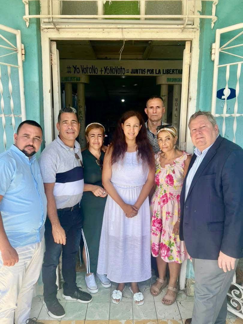 USEmbCuba's tweet image. Hoy, cuatro años después del 11J, pensamos en las madres, padres, hijas, hermanos, abuelas, familiares y amistades que aún esperan, con dolor y esperanza, que se liberen a sus seres queridos que están injustamente encarcelados.
Reconocemos a quienes salieron a las calles con…