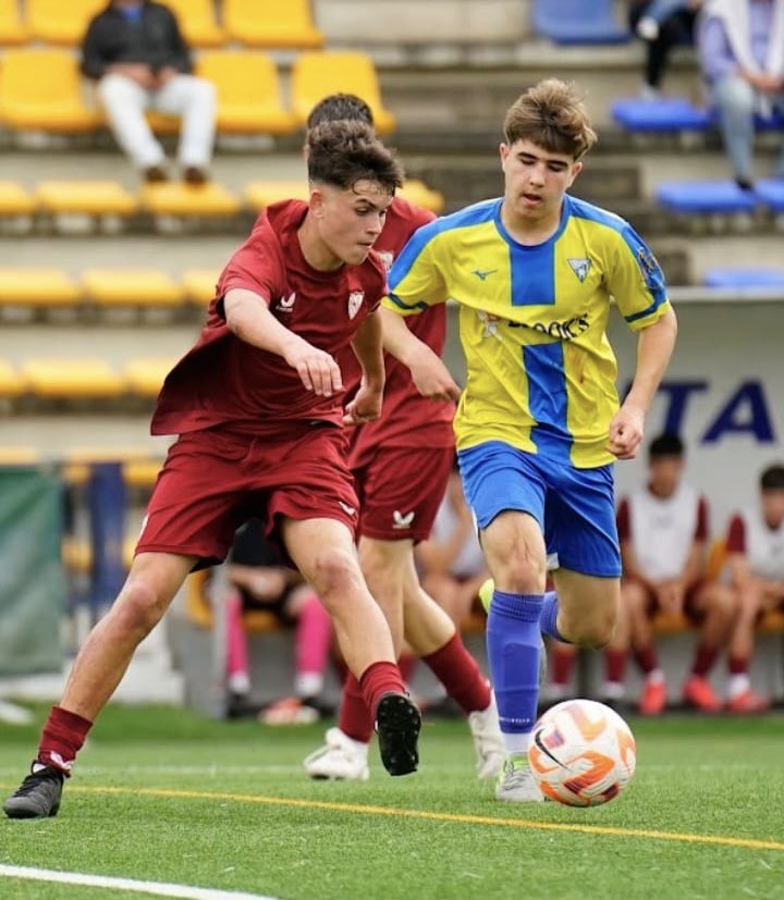 🎉 ¡15 años de talento y futuro!

Feliz cumpleaños a nuestro joven jugador David Espinel.

Un paso más en el camino… y esto no ha hecho más que empezar. ⚽🔥

#ElitePlayers #CumpleañosElite
