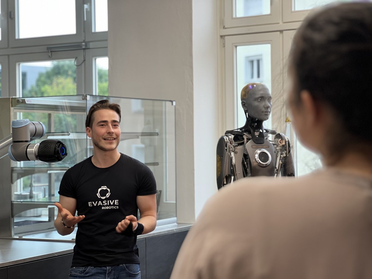 TactileInternet's tweet image. Today we hosted a delegation from the @Der_BDI.
We discussed the potential of the #TactileInternet for #industry and showed our CeTIBAR, robotics bar for human-machine interaction research.
@tudresden_de @dfg_public #innovation