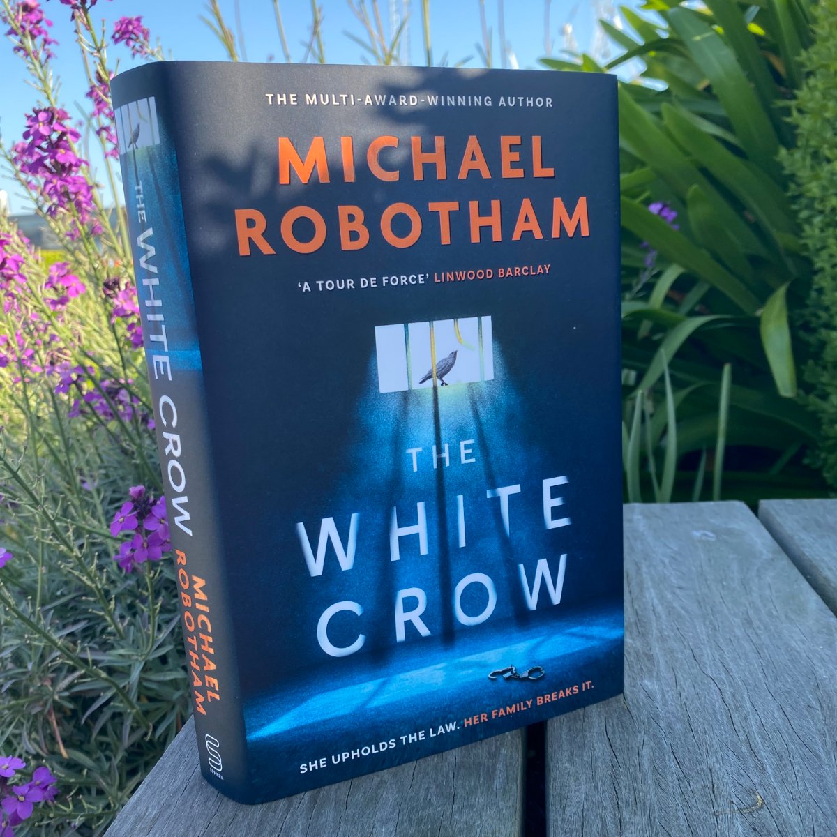 TheCrimeVault's tweet image. 'Another tour de force from Michael Robotham. He is so good at humanising his characters - even the nasty ones' Linwood Barclay
'Razor-sharp and emotionally charged' Lisa Gardner
Michael Robotham's unputdownable new thriller, The White Crow, is out now: brnw.ch/21wU4Tc