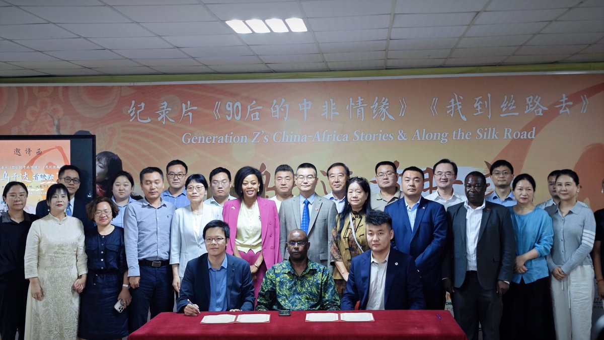 ChineseEmb_Uga's tweet image. On July 11, Minister-Counsellor Fan Xuecheng participated in a day of cultural and educational exchange activities. The premieres of Generation Z's China-Africa Stories and Along the Silk Road in Uganda, along with the donation of A Comprehensive Collection of Ancient Chinese…