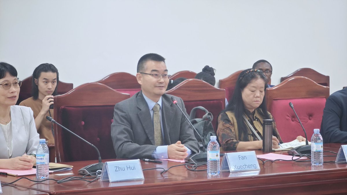ChineseEmb_Uga's tweet image. On July 11, Minister-Counsellor Fan Xuecheng participated in a day of cultural and educational exchange activities. The premieres of Generation Z's China-Africa Stories and Along the Silk Road in Uganda, along with the donation of A Comprehensive Collection of Ancient Chinese…