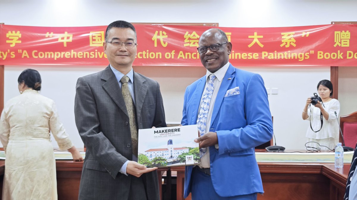 ChineseEmb_Uga's tweet image. On July 11, Minister-Counsellor Fan Xuecheng participated in a day of cultural and educational exchange activities. The premieres of Generation Z's China-Africa Stories and Along the Silk Road in Uganda, along with the donation of A Comprehensive Collection of Ancient Chinese…