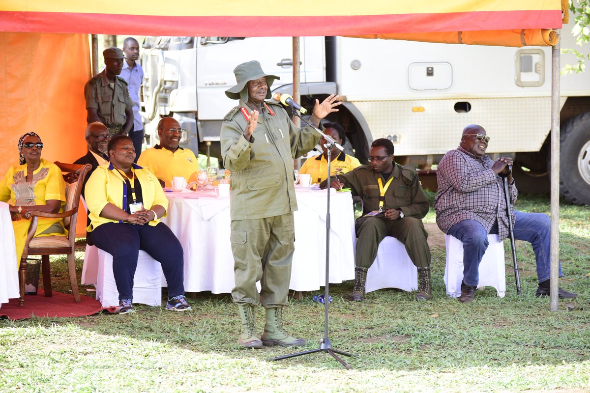 KennethOmona's tweet image. Fulends ,
I heard my neighbors whisper: “eh banange, ono musajja tava ku mulamwa, Kuva ku kyenda mu tanu paka na kati , alemeredde oku lwana obuwavu,kati alese ne PDM”.Then they added:Or we abandon fighting to change this @KagutaMuseveni &join him to change Ugandans !