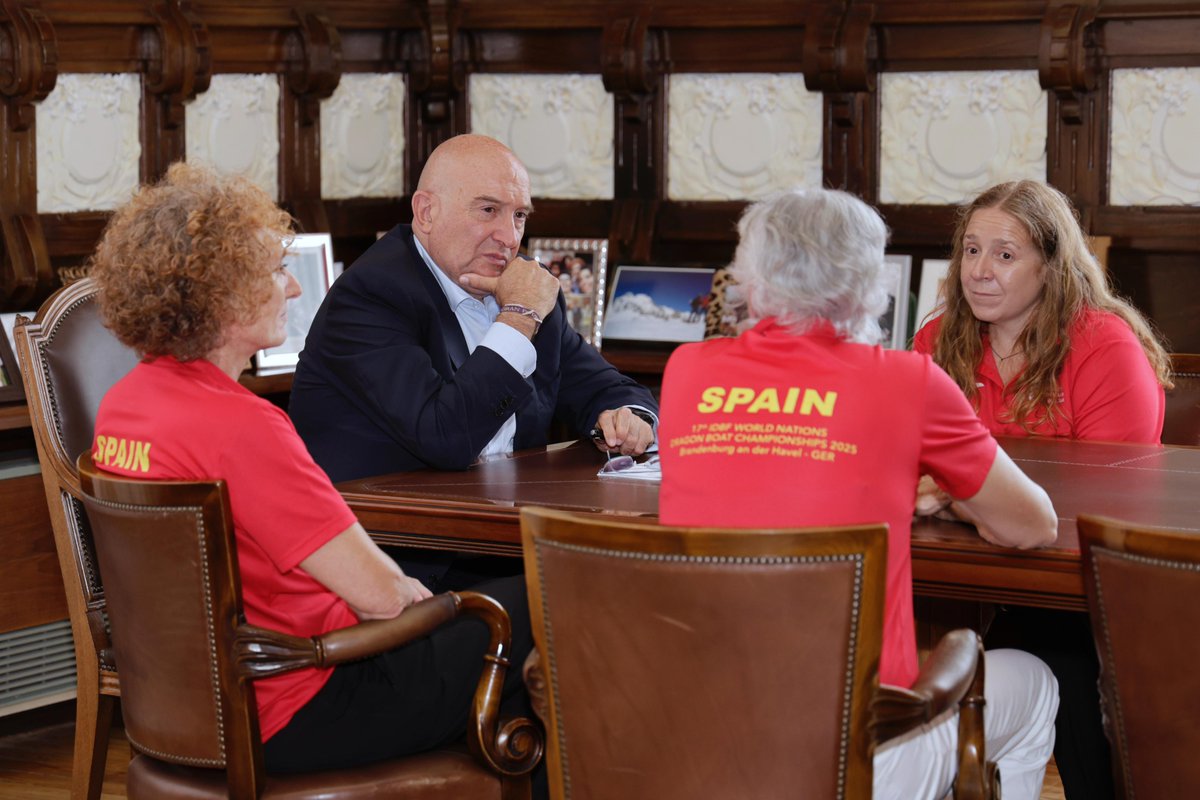 Ayto. de Valladolid (@ayuntamientovll) on Twitter photo 👉 El alcalde <a href="/JesusJCarnero/">Jesus Julio Carnero</a> recibe a integrantes de <a href="/PVallkirias/">Vallkirias</a>, equipo femenino que rema con fuerza y espíritu luchador. Este fin de semana, 36 de ellas compiten en Valencia en el Campeonato de España de Dragon Boat 200m. ¡A por todas!
#Valladolid #DeporteFemenino
Abrimos 🧵 👉 El alcalde <a href="/JesusJCarnero/">Jesus Julio Carnero</a> recibe a integrantes de <a href="/PVallkirias/">Vallkirias</a>, equipo femenino que rema con fuerza y espíritu luchador. Este fin de semana, 36 de ellas compiten en Valencia en el Campeonato de España de Dragon Boat 200m. ¡A por todas!
#Valladolid #DeporteFemenino
Abrimos 🧵