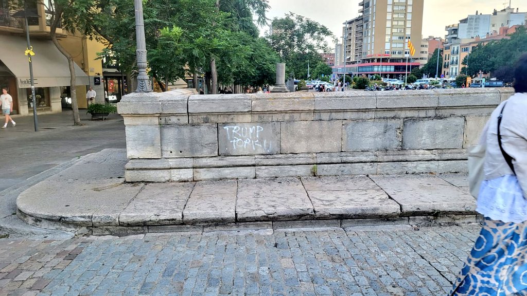 El Pont de Pedra de Girona forma part del Patrimoni Arquitectònic del país. Un petit dictador l'ha profanat per dir una obvietat que, lamentablement, no arribarà al subjecte en qüestió i que, si li arribés, li faria gràcia perquè és tan psicopata com el mamó que ho ha pintat.