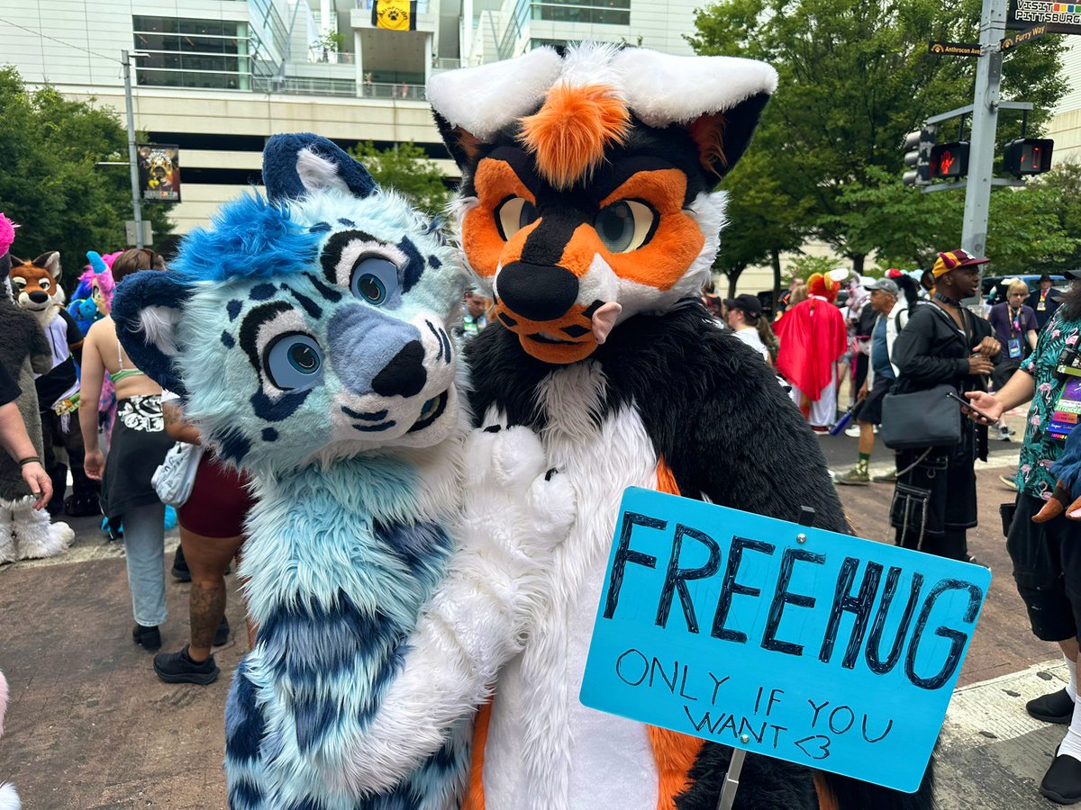Are you going to claim your free hugs from us or… are you going to keep us waiting #FursuitsFriday w/<a href="/JetstreamWolf/">Frisky 🦨 Skunkdog 🐶 ➡️ Megaplex</a> ✨✨

📸 <a href="/MekaliKaga/">Mekali Amayas Kaga 🔜 CCAC #BacktoSchool</a> 
📍<a href="/anthrocon/">Anthrocon, Inc.</a>