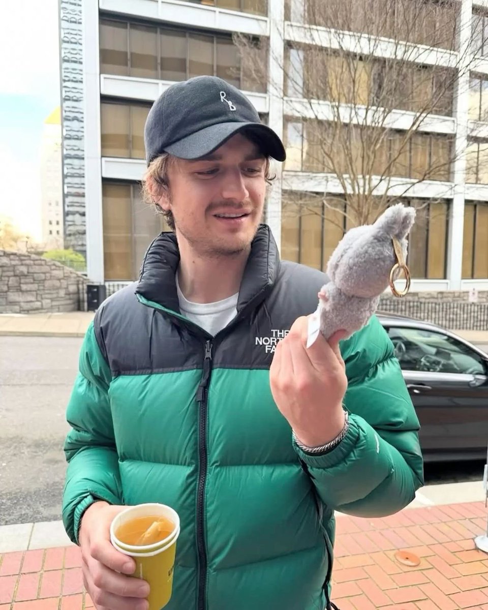 جو كيري مع لابوبو الخاص فيه 👀