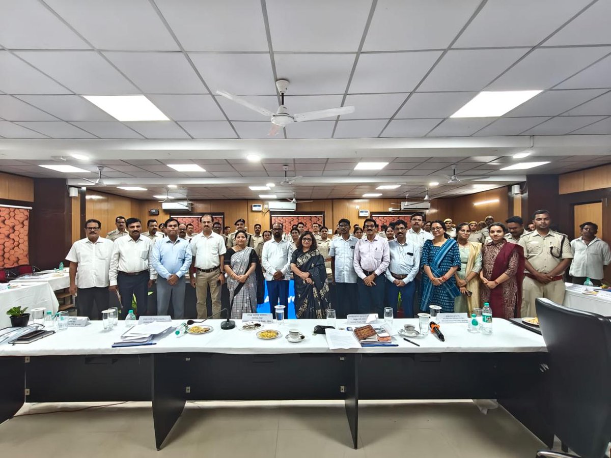 Review meeting of the excise superintendents on revenue , enforcement, public awareness was held at Excise directorate While emphasising enforcement, they are instructed to enhance revenue collection and the campaign Ama Sankalp Nisha Nuhen , Jibana .

Also, Constables were